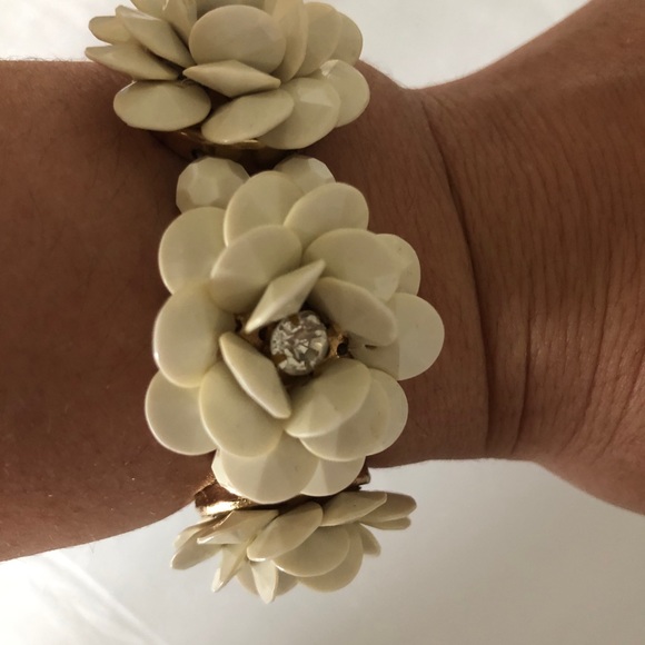Stretchy flower bracelet - Picture 2 of 4
